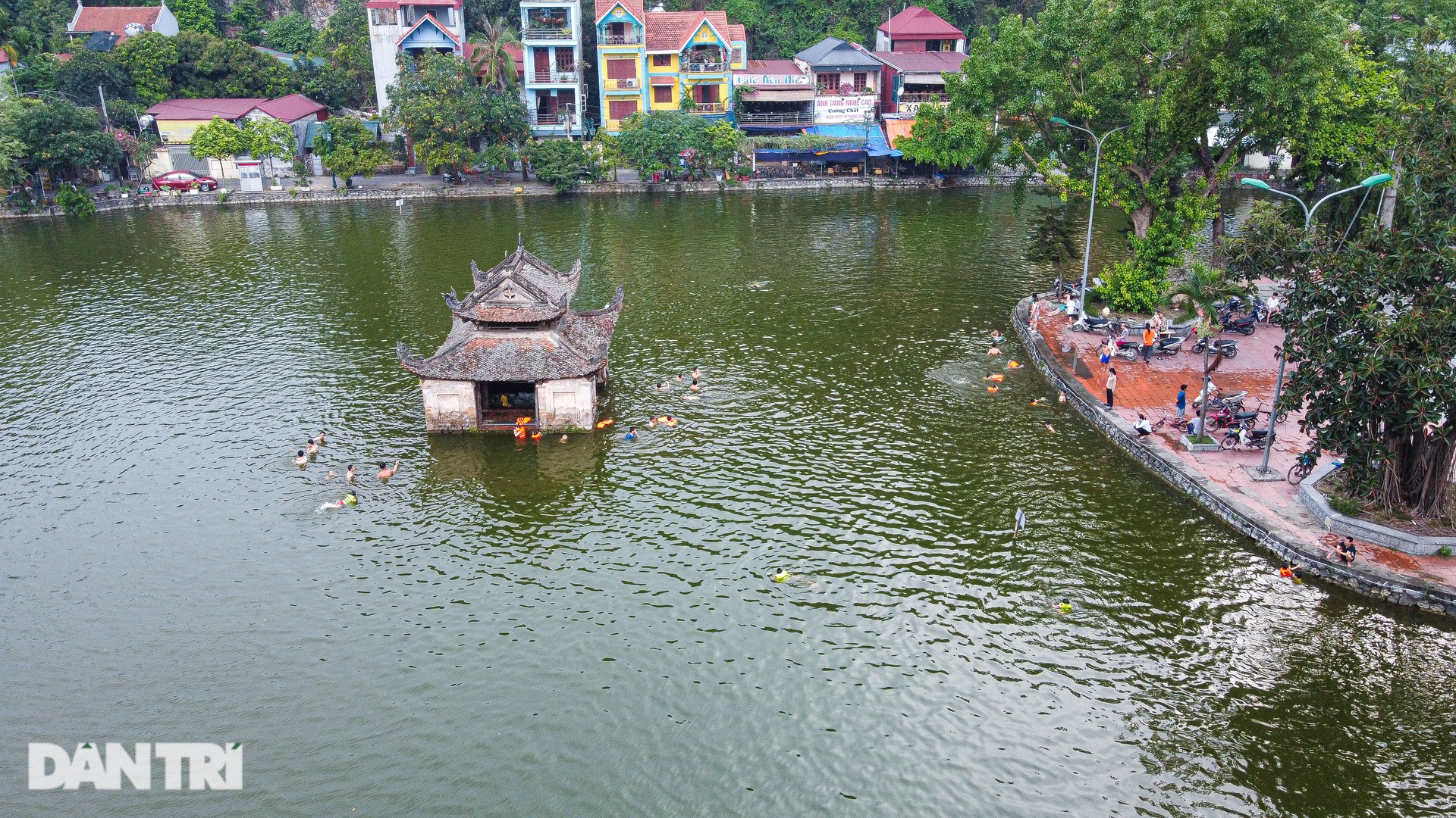 Hà Nội nắng nóng, trẻ nhỏ nhào lộn đã mắt ở hồ nước mát lạnh ven đô - 3 Hà Nội nắng nóng, trẻ nhỏ nhào lộn đã mắt ở hồ nước mát lạnh ven đô - 3