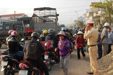 Quốc lộ 1A bị tê liệt hàng giờ đồng hồ vì xe máy đụng ôtô tải