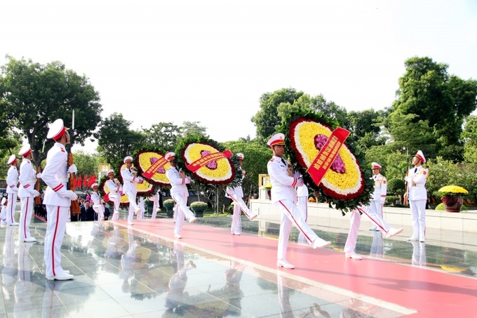 Vòng hoa của Đoàn mang dòng chữ “Đời đời nhớ ơn các Anh hùng liệt sĩ”.