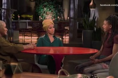 Nỗi khổ của những đứa trẻ “con sao”… “vừa sinh ra đã có tất cả”