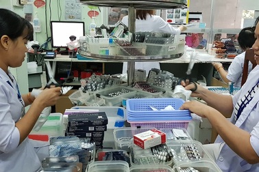 Ngăn dịch Covid, đến tận nhà khám chữa bệnh cho người cao tuổi