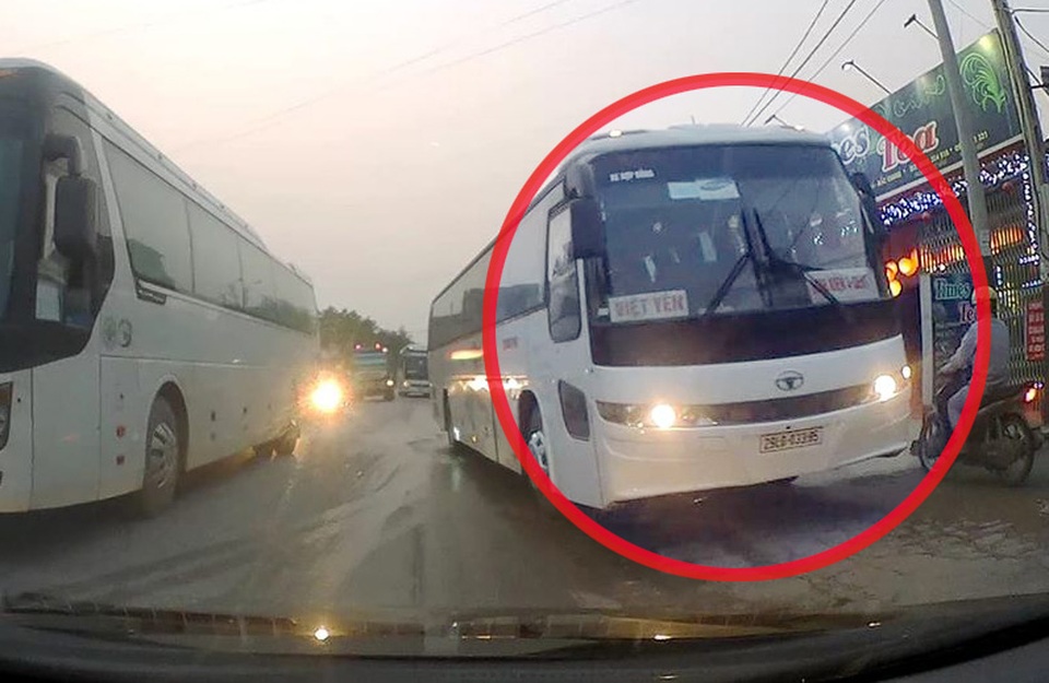 Lấn làn vượt ẩu, tài xế đi cả lên vỉa hè - 1 Lấn làn vượt ẩu, tài xế đi cả lên vỉa hè - 1