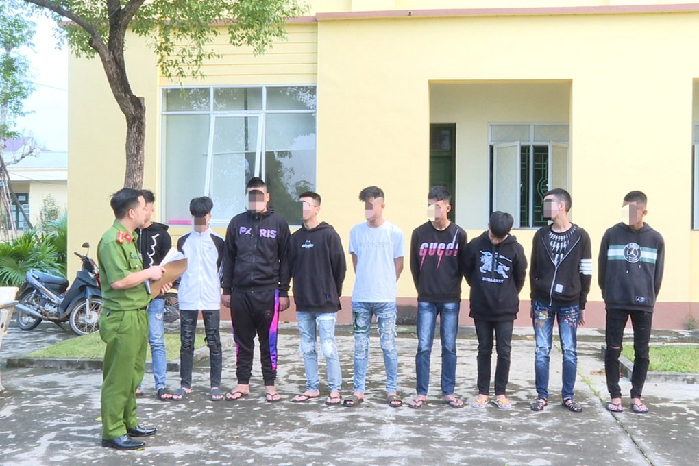 Khởi tố 9 thanh niên vác hung khí hỗn chiến trên phố - 1 Khởi tố 9 thanh niên vác hung khí hỗn chiến trên phố - 1