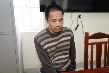 Người đàn ông tâm thần đập kính ô tô lấy tài sản