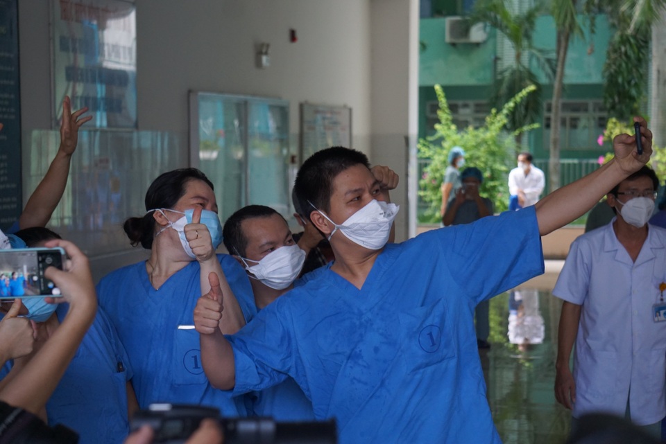 Gỡ phong tỏa Bệnh viện Đà Nẵng sau một tháng cách ly - 6 Gỡ phong tỏa Bệnh viện Đà Nẵng sau một tháng cách ly - 6