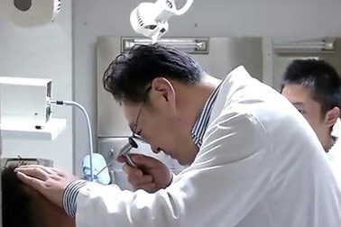 Nhỏ nhầm keo 502 vào tai do bất cẩn