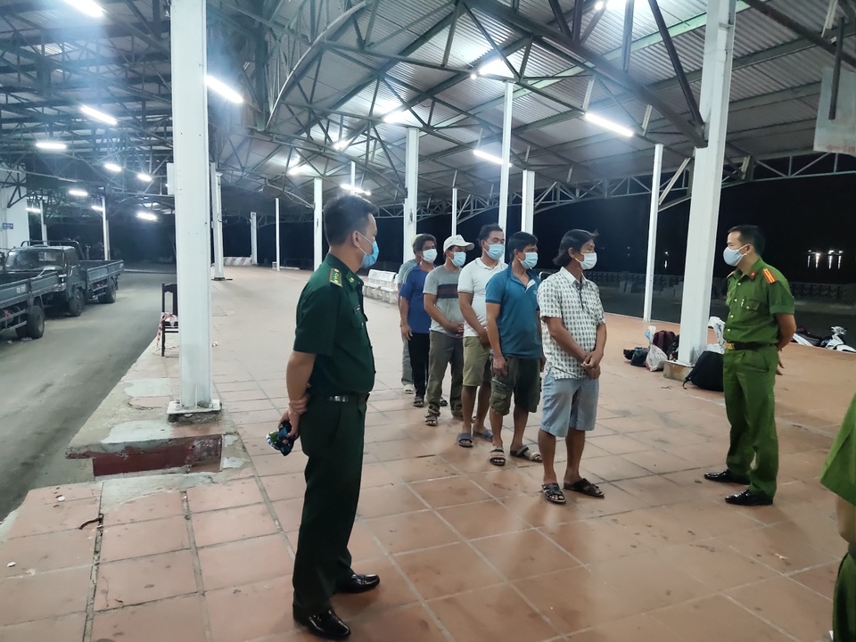 6 người đi bộ theo bờ biển để trốn khỏi vùng dịch Đà Nẵng - 1 6 người đi bộ theo bờ biển để trốn khỏi vùng dịch Đà Nẵng - 1