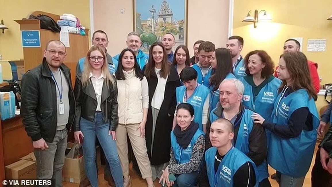 Angelina Jolie đang làm gì ở Ukraine? - 2 Angelina Jolie đang làm gì ở Ukraine? - 2