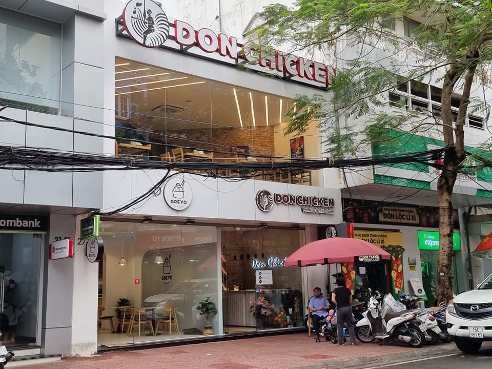 Nhà hàng, quán cà phê vắng khách trong ngày đầu được hoạt động trở lại - 1 Nhà hàng, quán cà phê vắng khách trong ngày đầu được hoạt động trở lại - 1