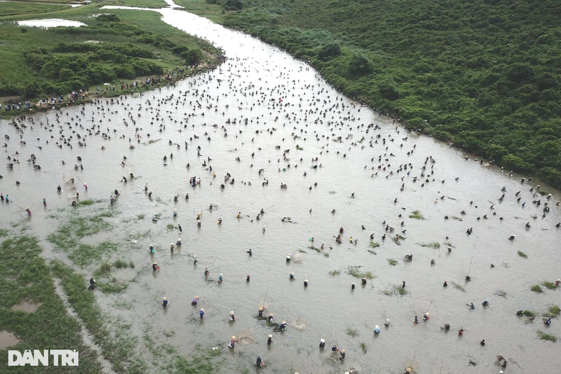 Độc đáo hàng nghìn nơm thủ lao xuống hồ đánh cá, tìm vận may ở Hà Tĩnh - 2 Độc đáo hàng nghìn nơm thủ lao xuống hồ đánh cá, tìm vận may ở Hà Tĩnh - 2