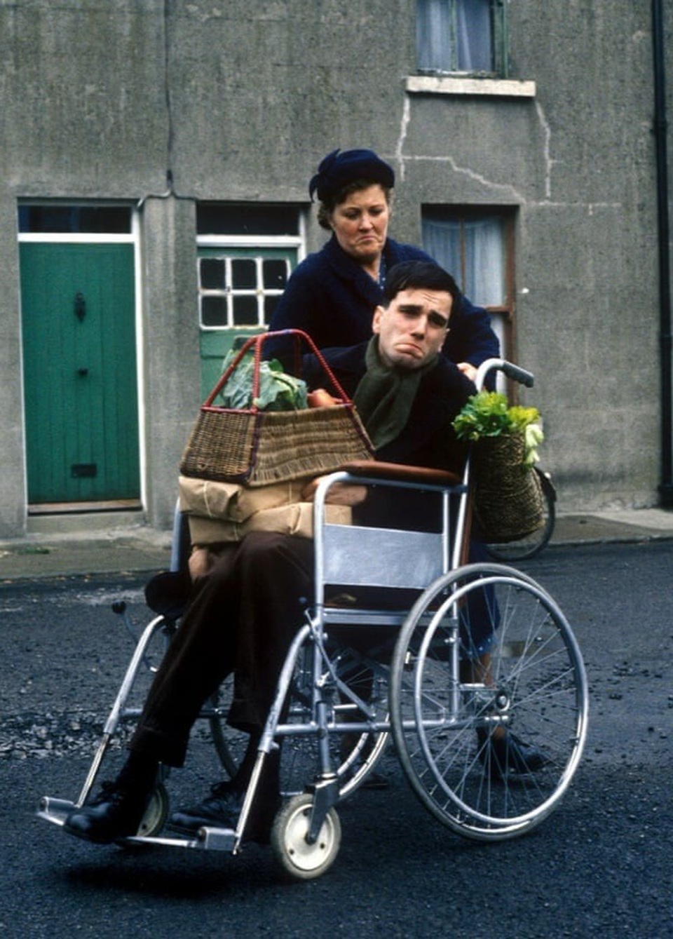 Nuốt gián, ăn gan sống, bán nhà, bán xe... để nhập vai - 12 Nuốt gián, ăn gan sống, bán nhà, bán xe... để nhập vai - 12