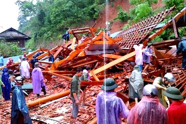 Sạt lở đất đá vùi lấp nhà sàn gỗ tiền tỷ