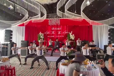 Bố cô dâu biểu diễn võ thuật trong đám cưới gây sốt