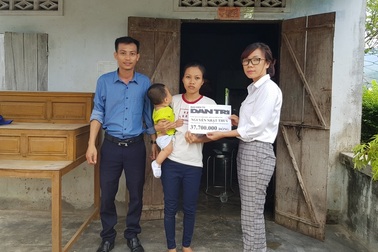 Bạn đọc Dân trí ủng hộ bé trai bệnh não úng thủy hơn 37 triệu đồng