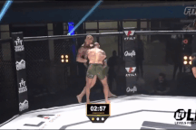 Sử dụng tuyệt chiêu không hạ được đối thủ, võ sĩ nhận cái kết đắng