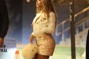 Beyonce tự tin ra phố sau 1 tháng sinh nở