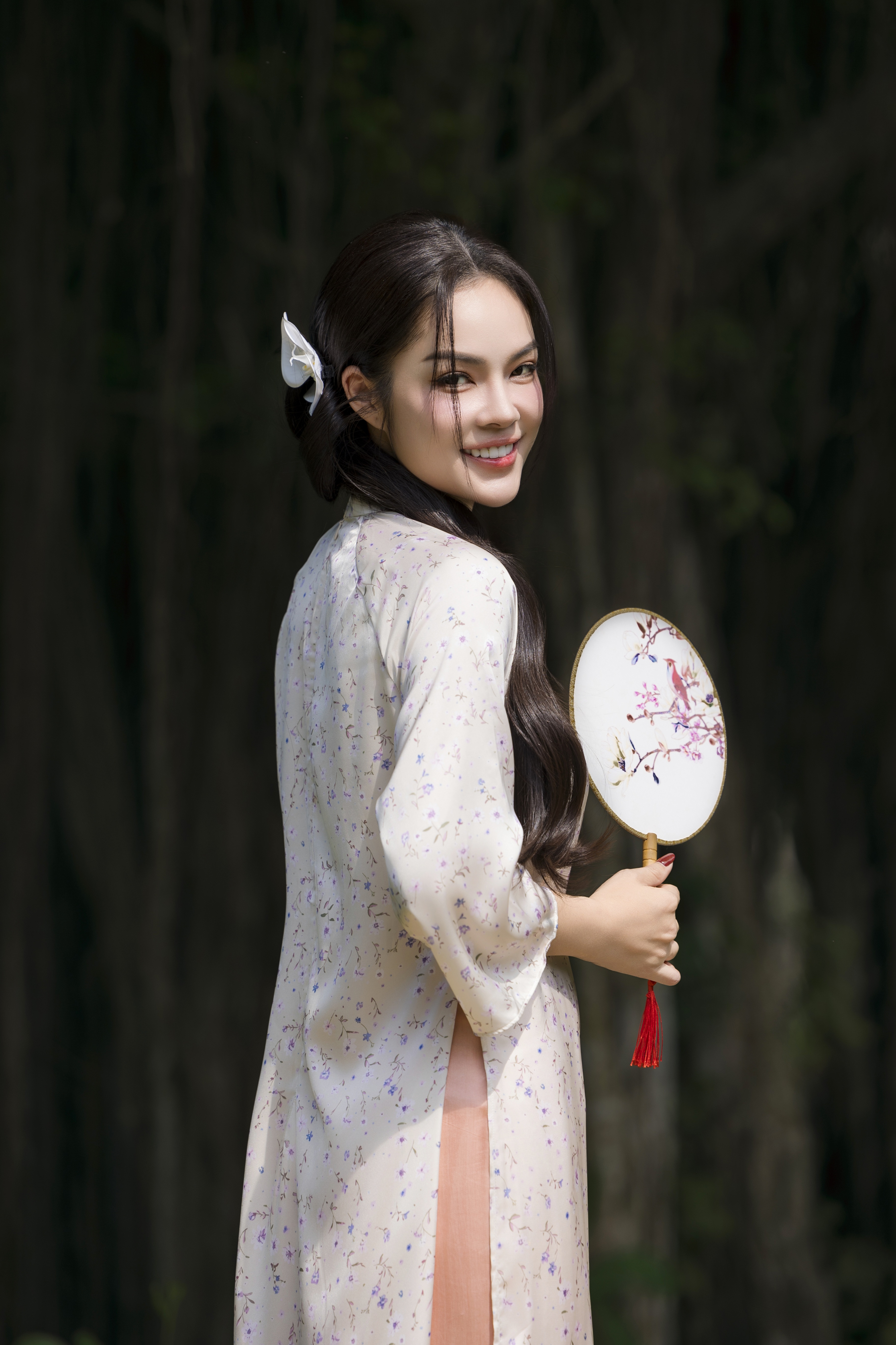 Dương Cẩm Lynh và Quỳnh Lam đọ dáng, khoe sắc ngày Tết - 1 Dương Cẩm Lynh và Quỳnh Lam đọ dáng, khoe sắc ngày Tết - 1