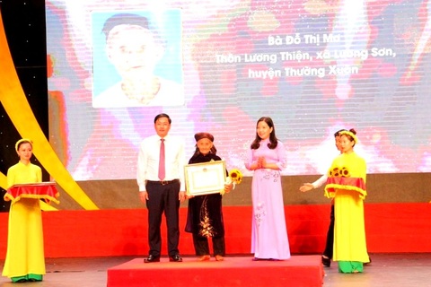 Cụ bà xin thoát nghèo được tôn vinh trong phong trào thi đua yêu nước