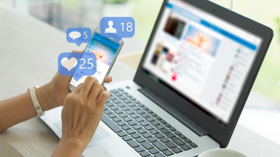 Thủ thuật xem lại bài viết đầu tiên bạn đã đăng lên Facebook