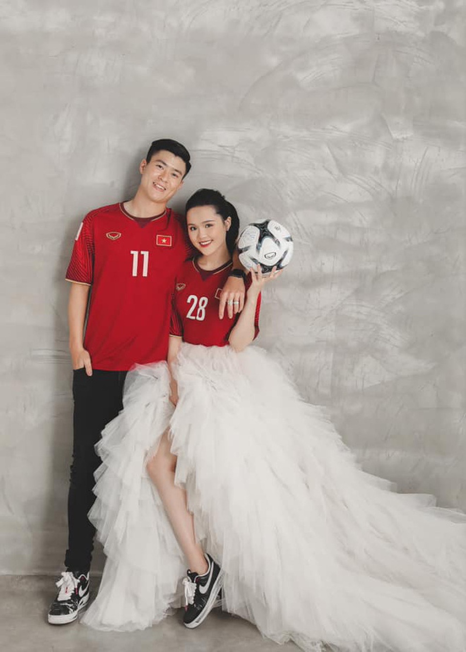 Duy Mạnh - Quỳnh Anh tung ảnh cưới nhắng nhít với áo cầu thủ - 1 Duy Mạnh - Quỳnh Anh tung ảnh cưới nhắng nhít với áo cầu thủ - 1