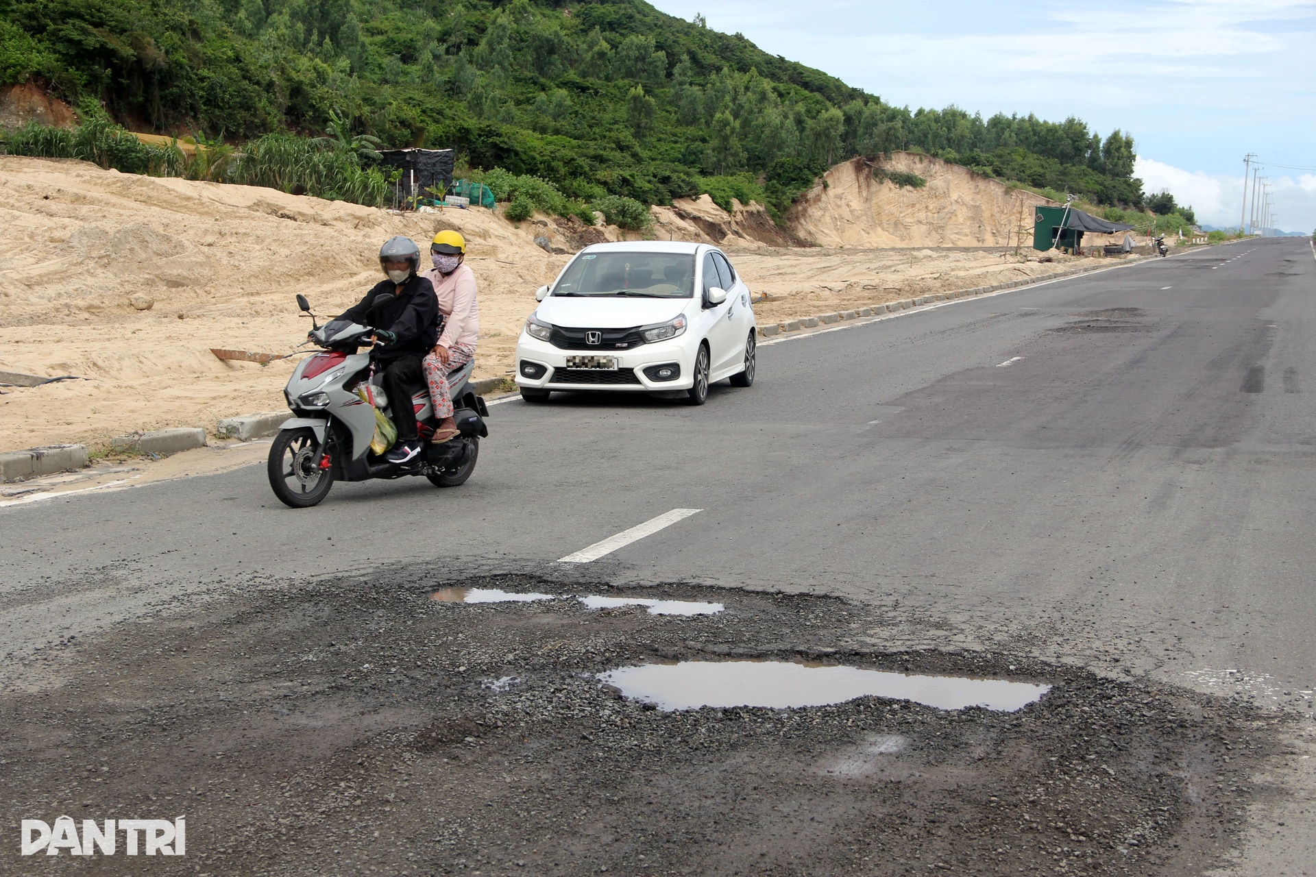 Người dân vấp chi chít “ổ gà”, ngã nhào trên đường 260 tỷ đồng mới bàn giao - 5 Người dân vấp chi chít “ổ gà”, ngã nhào trên đường 260 tỷ đồng mới bàn giao - 5