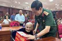 Đại tướng Phan Văn Giang thăm, tặng quà người có công tại Đắk Lắk