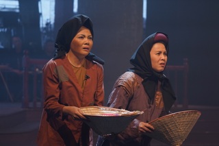 Khán giả vẫy cờ, hát Quốc ca khi xem vở diễn của Nhà hát Kịch Việt Nam - 3