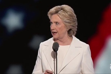 Bà Hillary Clinton phát biểu tại lễ bế mạc đại hội toàn quốc lần thứ 48 của đảng Dân chủ (DNC) tại thành phố Philadelphia, bang Pennsylvania, Mỹ.