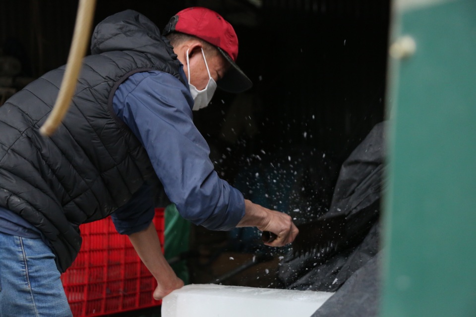 Hà Nội: Đông giá hơn 10 độ C, thợ nước đá vẫn miệt mài làm việc - 10