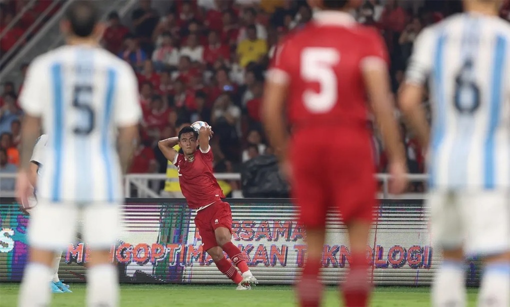Indonesia khiến Argentina khó khăn với độc chiêu ném biên - 1 Indonesia khiến Argentina khó khăn với độc chiêu ném biên - 1