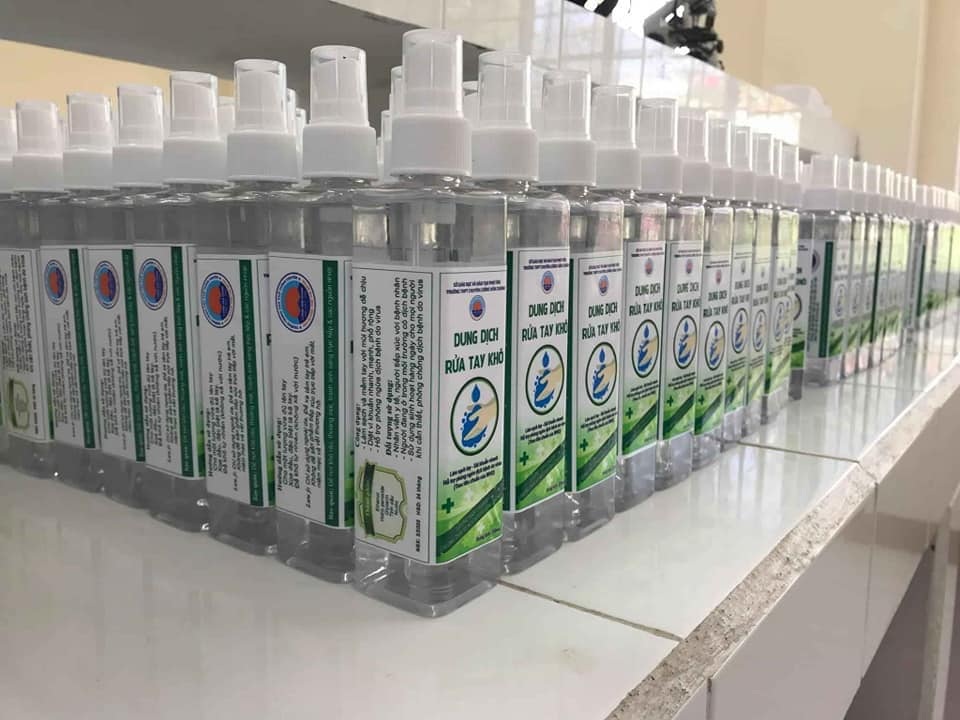 Trường THPT pha chế dung dịch rửa tay khô tặng các bệnh viện, trường học - 2 Trường THPT pha chế dung dịch rửa tay khô tặng các bệnh viện, trường học - 2