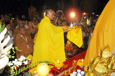 Chen chân dâng lễ trước xá lợi Phật tại chùa Bái Đính