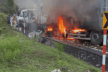 Hai xe tải đối đầu, lửa bốc cháy ngùn ngụt