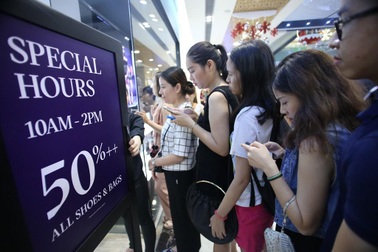 TPHCM: Dân đổ xô mua đồ giảm giá ngày Black Friday, giao thông tắc nghẽn