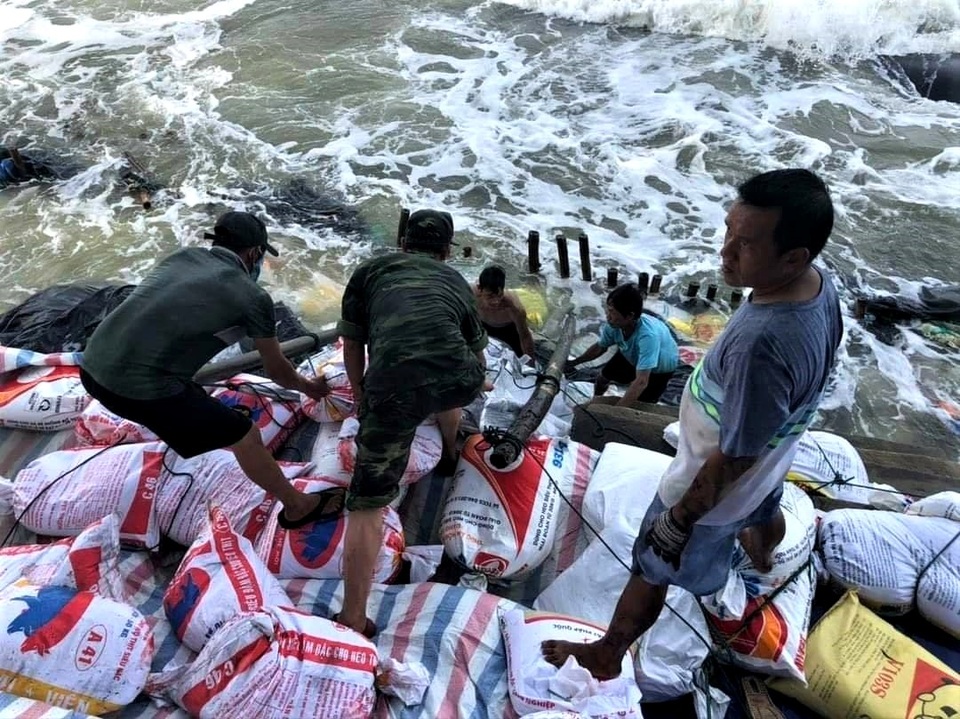 Huy động cả trăm người ứng cứu bờ biển Cửa Đại - 8 Huy động cả trăm người ứng cứu bờ biển Cửa Đại - 8