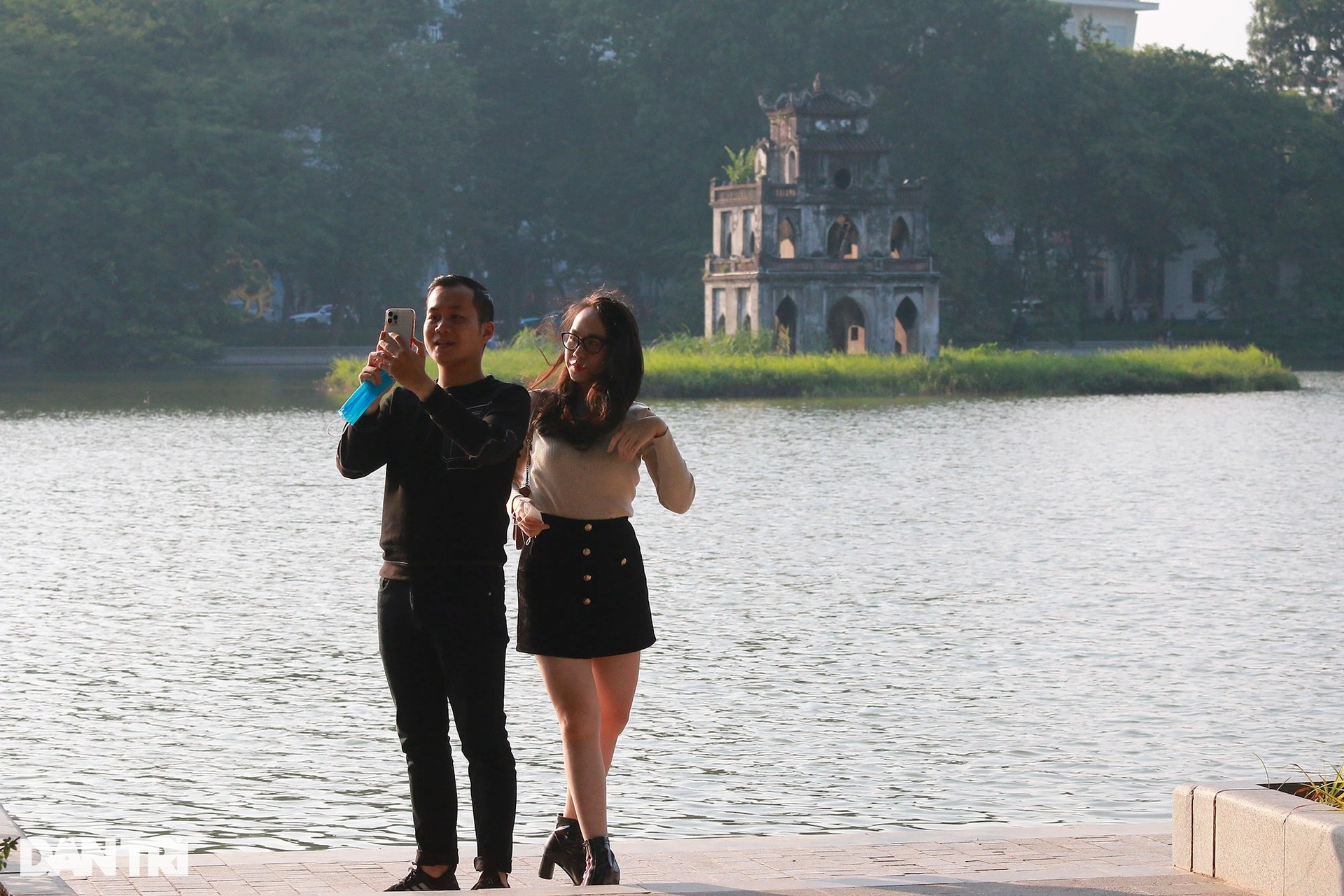 Hồ Gươm đông nghịt người vui chơi, tản bộ trong chiều thu nắng đẹp - 11 Hồ Gươm đông nghịt người vui chơi, tản bộ trong chiều thu nắng đẹp - 11