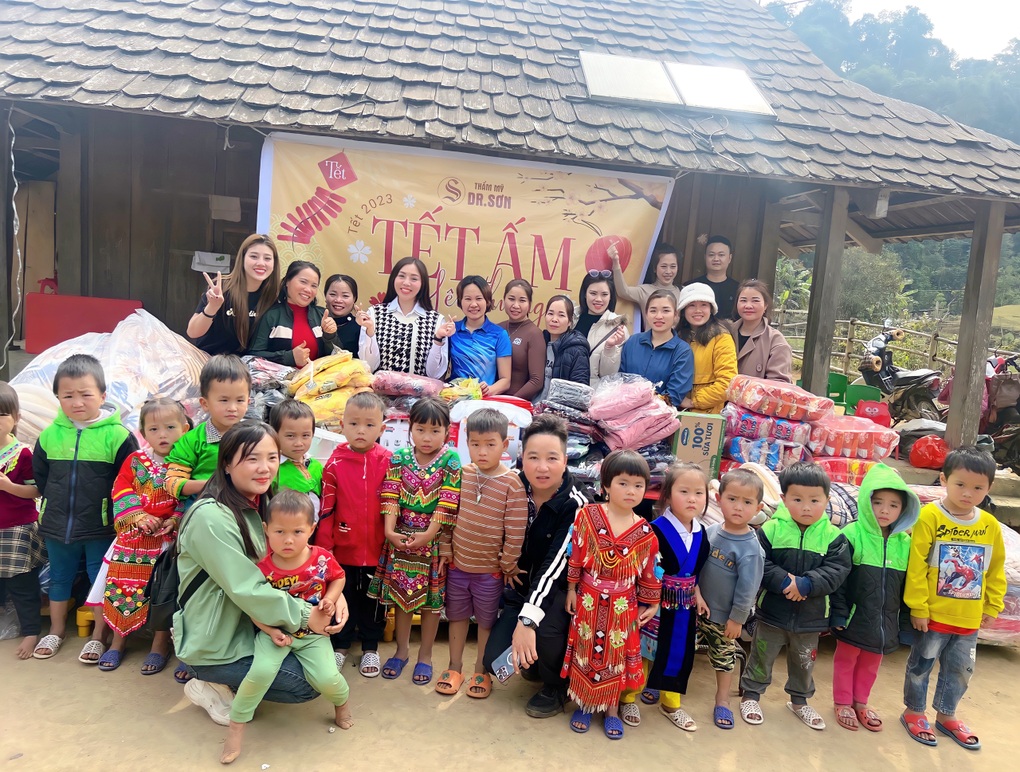 Á hậu Kathy Hương mang xuân ấm áp đến bản Mông biên giới - 1 Á hậu Kathy Hương mang xuân ấm áp đến bản Mông biên giới - 1