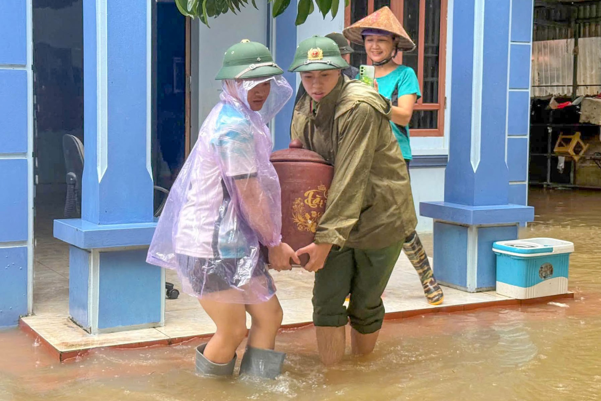 Dỡ mái ngói, ứng cứu người dân vùng ngập sâu ở Lạng Sơn - 9 Dỡ mái ngói, ứng cứu người dân vùng ngập sâu ở Lạng Sơn - 9