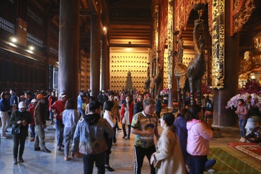 "Biển người" vẫn đổ về chùa Bái Đính giữa đại dịch corona