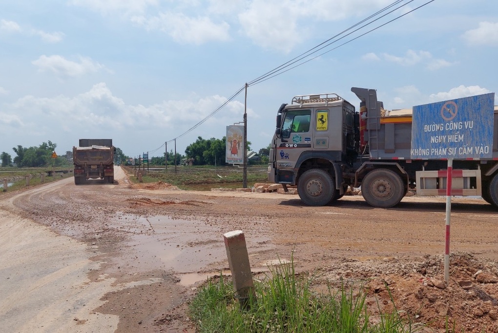 Họp xử lý vụ dân than khổ vì xe chở vật liệu thi công cao tốc Bắc - Nam - 3 Họp xử lý vụ dân than khổ vì xe chở vật liệu thi công cao tốc Bắc - Nam - 3