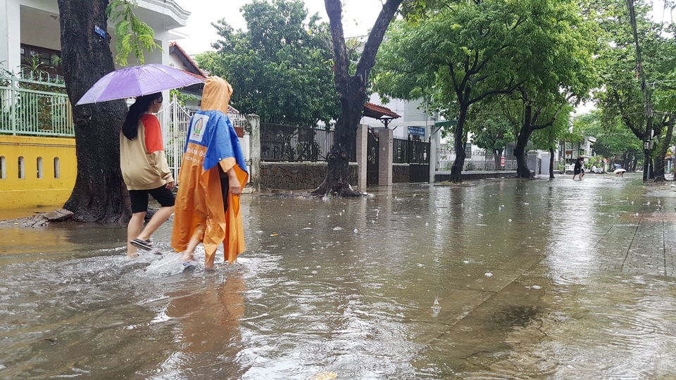 Nước sông Hương gần tràn bờ, TP Huế ngập mênh mông - 6 Nước sông Hương gần tràn bờ, TP Huế ngập mênh mông - 6