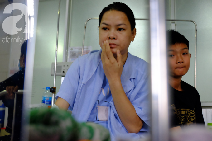 Thương cảnh bé trai 12 tuổi xin nghỉ học, một mình chăm sóc mẹ bị ung thư buồng trứng, tiểu đường nặng trong viện - Ảnh 3. Thương cảnh bé trai 12 tuổi xin nghỉ học, một mình chăm sóc mẹ bị ung thư buồng trứng, tiểu đường nặng trong viện - Ảnh 3.