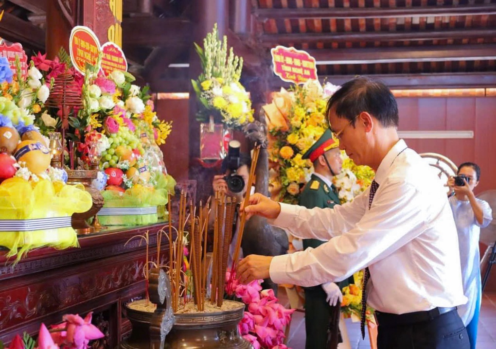 Lễ giỗ lần thứ 82 cố Tổng Bí thư Lê Hồng Phong - 2 Lễ giỗ lần thứ 82 cố Tổng Bí thư Lê Hồng Phong - 2