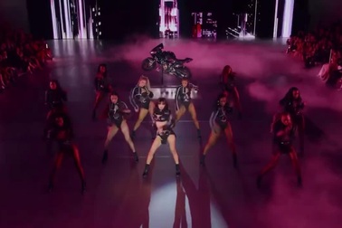 Lisa trình diễn "Rockstar" tại Victoria's Secret Fashion Show