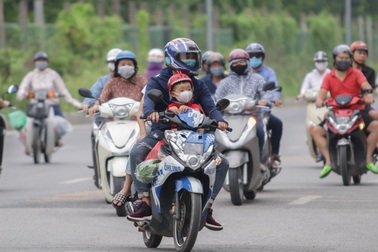 Đoàn hàng trăm người "rồng rắn" ngược chiều ở đường gom Đại lộ Thăng Long