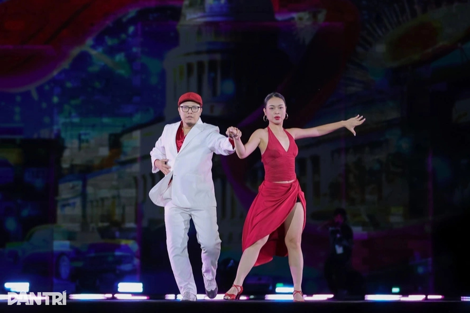 Hoàng Thùy Linh đem bản hit trăm triệu views lên sân khấu lễ hội thế giới - 10 Hoàng Thùy Linh đem bản hit trăm triệu views lên sân khấu lễ hội thế giới - 10