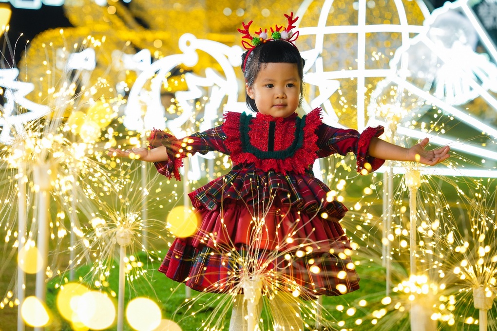 Ngôi làng cổ tích tại Ecopark thu hút nhiều du khách trong mùa Noel - 3 Ngôi làng cổ tích tại Ecopark thu hút nhiều du khách trong mùa Noel - 3