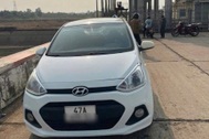 Để lại ô tô trên bờ, người đàn ông nhảy xuống đập thủy lợi
