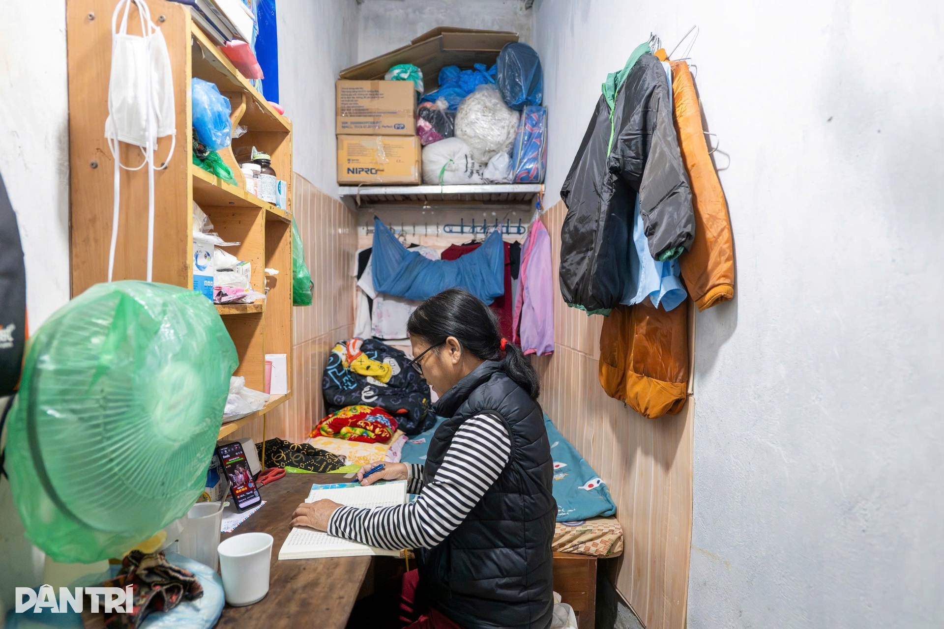 ជីវិតមនុស្សតស៊ូនឹងភាពត្រជាក់នីមួយៗក្នុងតំបន់លាងឈាមទីក្រុងហាណូយ - ៨ Những phận người chật vật theo từng đợt rét tại xóm chạy thận Hà Nội - 8