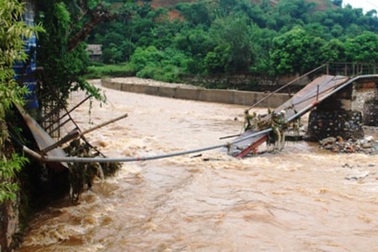 Lũ cuốn sập cầu ở Lào Cai 